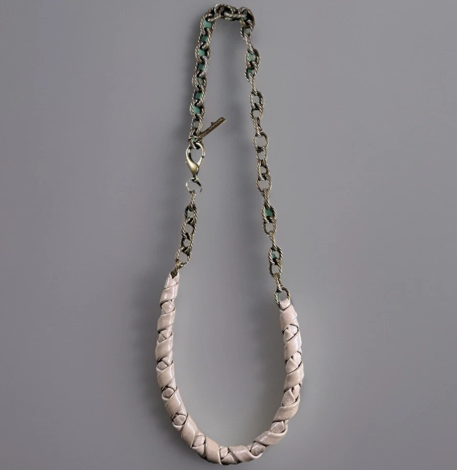 Gargantilla trenzada gruesa con eslabón de firma tono dorado tostado collar de cuero ELIE TAHARI Foto 3 de 4