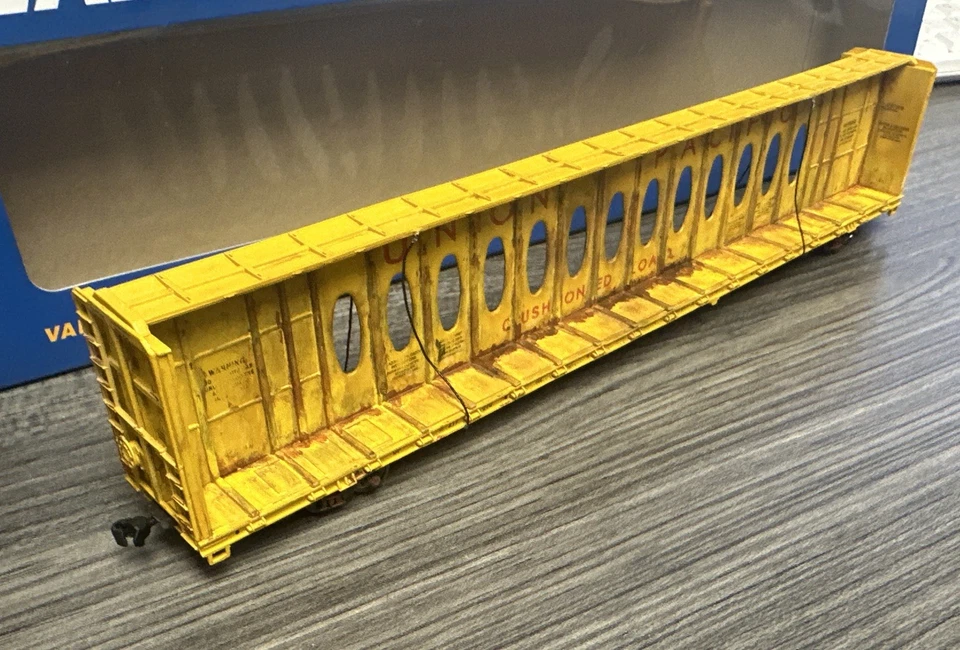 Walthers MainLine HO 910-4867 72’ Centerbeam Flatcar Union Pacific #217070 Used - Image 4 of 4