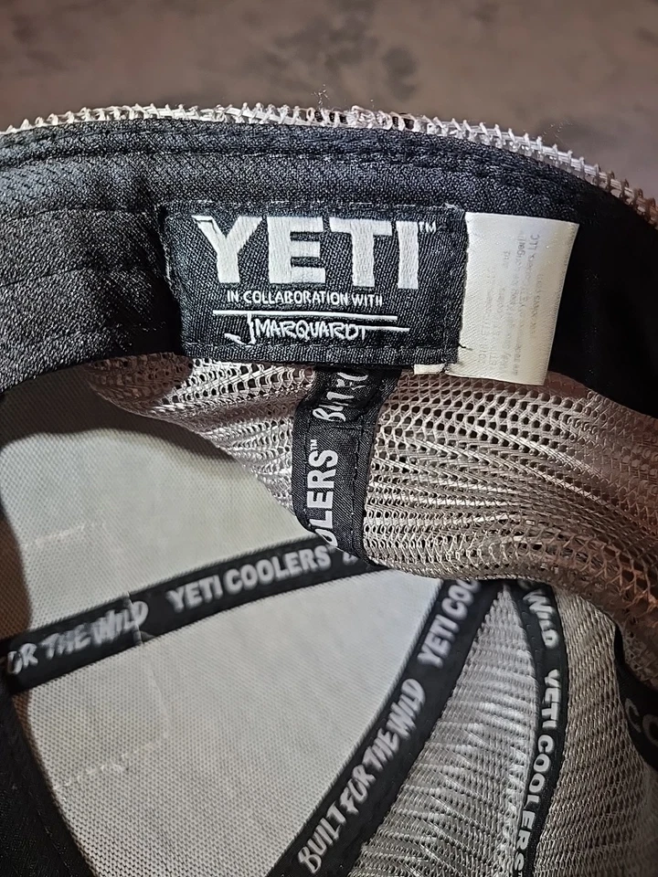 Gorra de béisbol de malla ajustable gris con patrón de peces YETI Foto 3 de 4