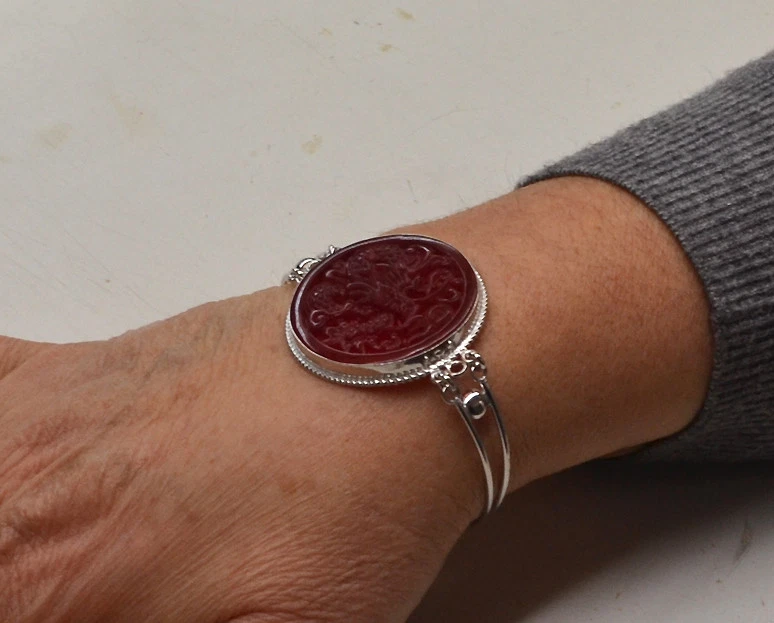 BRACCIALE IN ARGENTO 925 SEMI RIGIDO CON AGATA ROSSA INCISA DRAGO AGRP 097 - Immagine 4 di 4