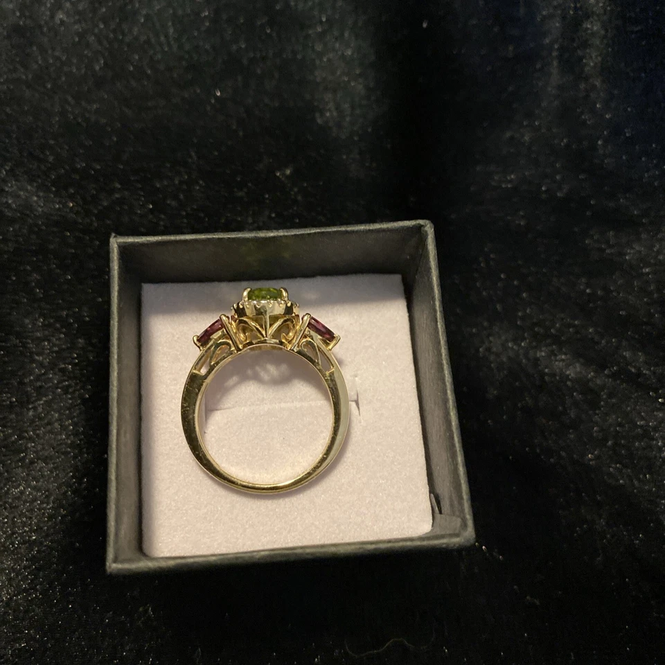 大号椭圆形橄榄石,每侧都有梨形紫水晶。银色 Ri — 第 2/4 张图片