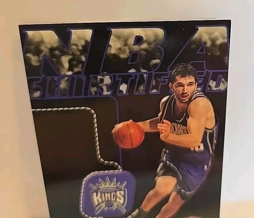 Peja Stojakovic 2003-04 Fleer Focus #18 NBA Shirtified /750 #'d Kings - Image 2 of 4