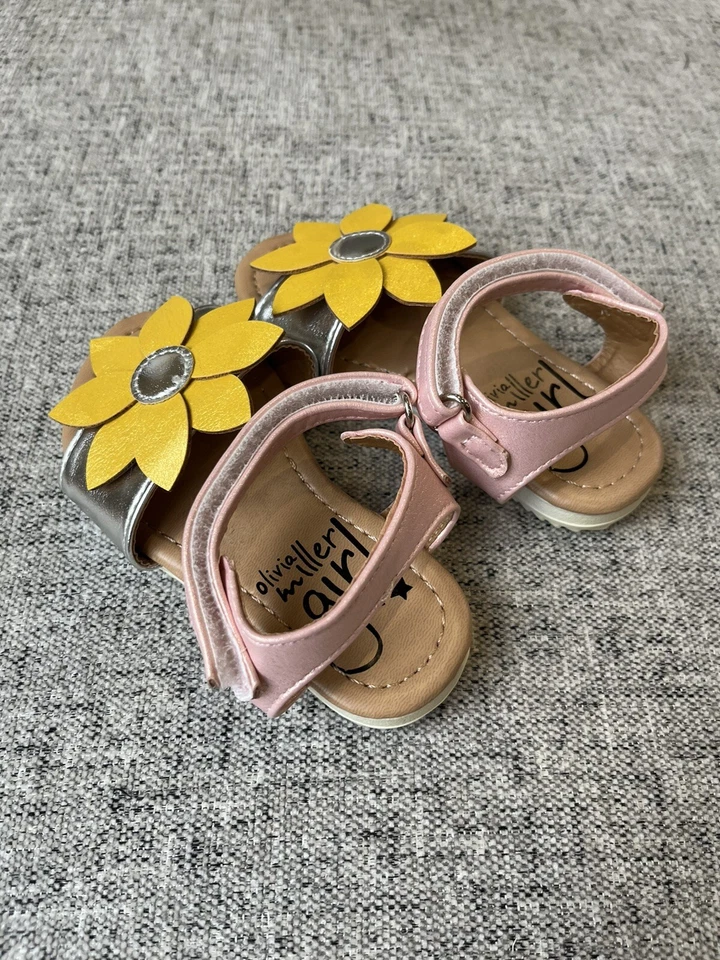 Sandalias de gancho/bucle con correa de flores talla 5 para niña pequeña de Olivia Miller Girl Foto 2 de 4