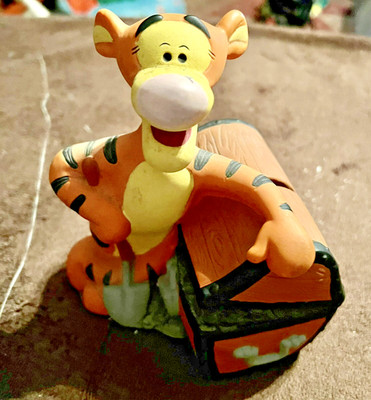 VINTAGE  TIGGER AND TREASURE CHEST BANK WITH TAGS 1999  PLASTIC