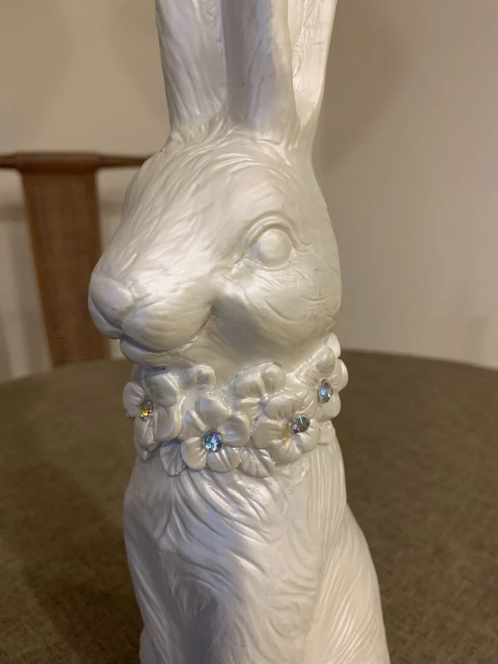 Candelabro Pilar Conejo de Pascua Joyado 16" Alto Colección Valerie Parr Hill Foto 3 de 4