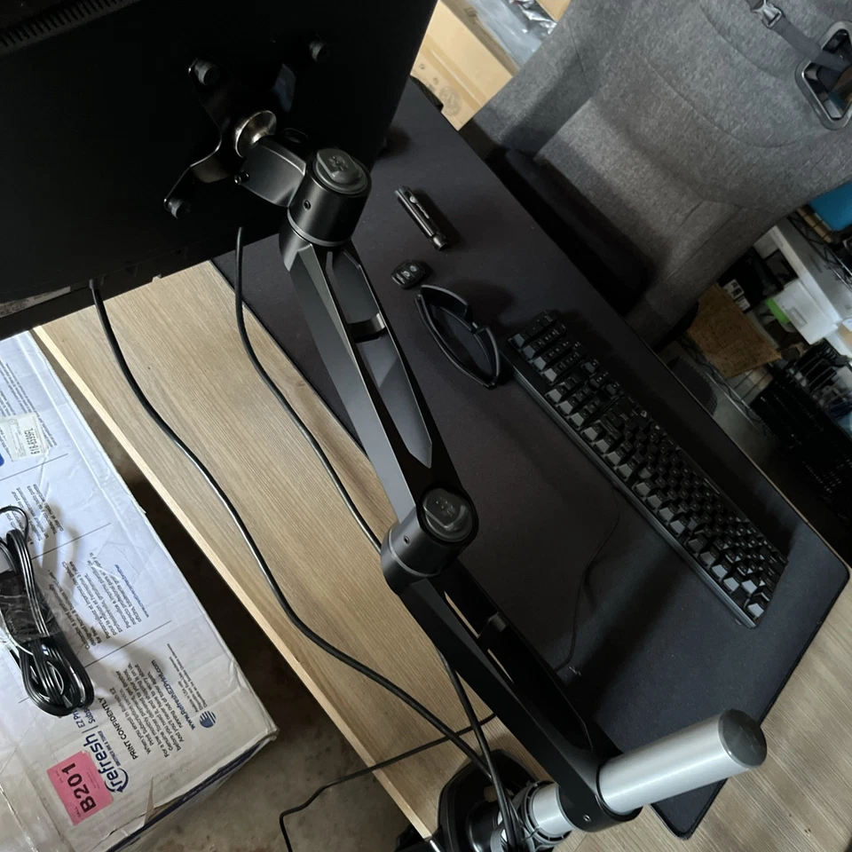 3M Dual-Swivel Monitor Arm 4 1/2 x 19 1/2 Black/Gray MA140MB - Image 2 of 4