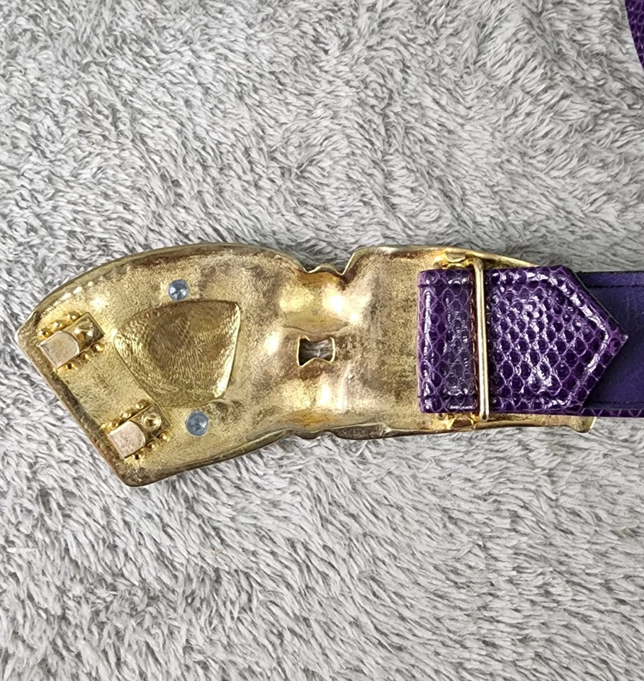 Cinturón de cuero para mujer pequeño púrpura estampado de piel de serpiente hebilla chapada en oro vintage Foto 4 de 4