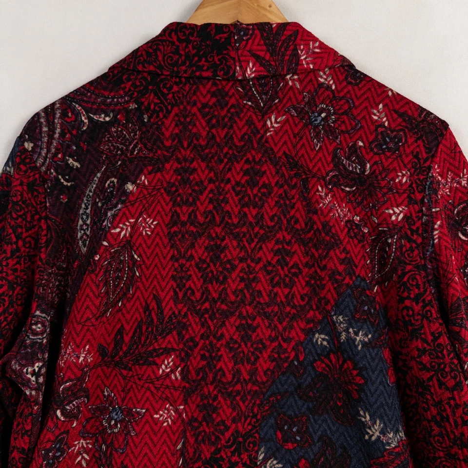 Chaqueta Tejida Susan Graver Regular Estampada Novedad con Cuello Chal Talla Grande Roja Foto 4 de 4