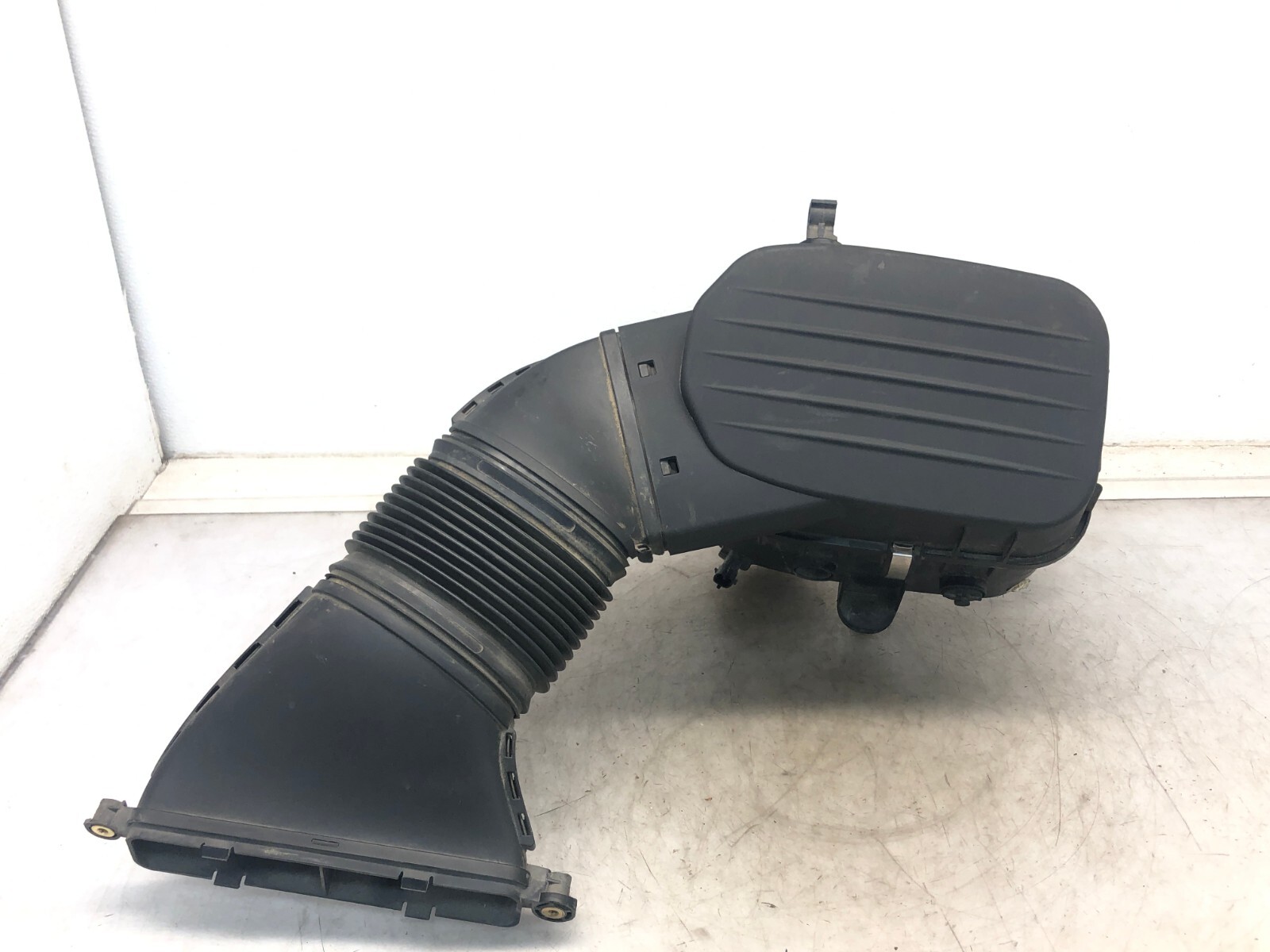 2017-2020 MASERATI LEVANTE LEFT DRIVER FRONT AIR CLEANER FILTER HOUSING OEM