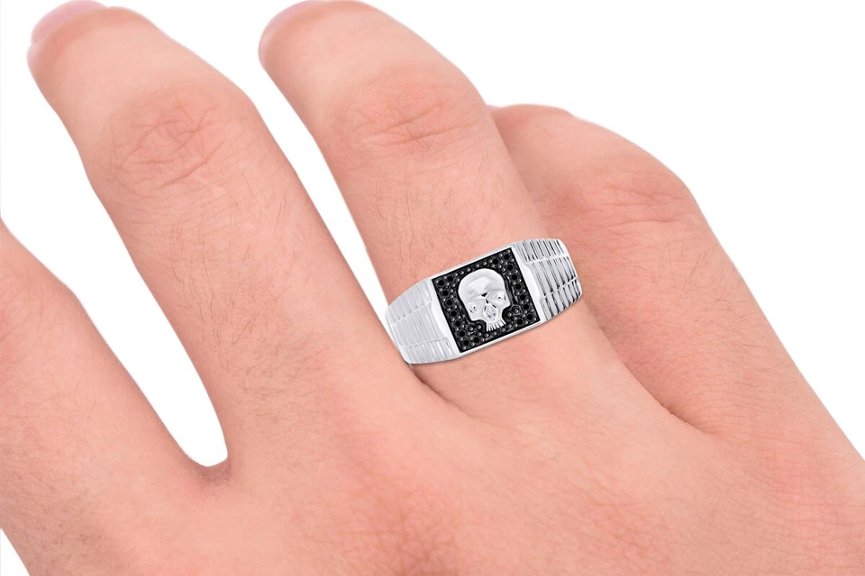 Anillo con banda de calavera de diamantes naturales negros de 0,2 quilates para hombre en plata Foto 2 de 4