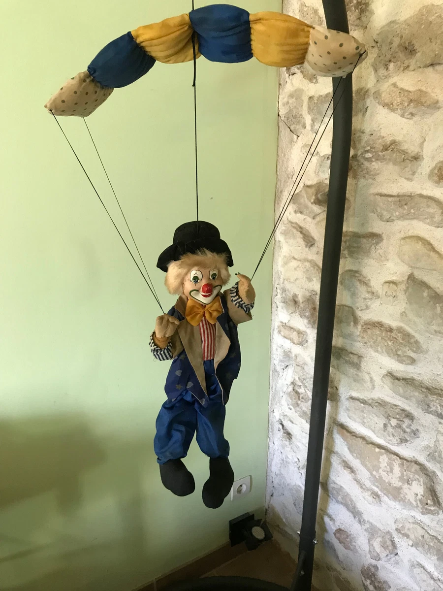 Poupée Clown En Porcelaine Et Tissu - À Grelot, Sur Balançoire, Hauteur 65 Cm, Neuve (style Ancien)