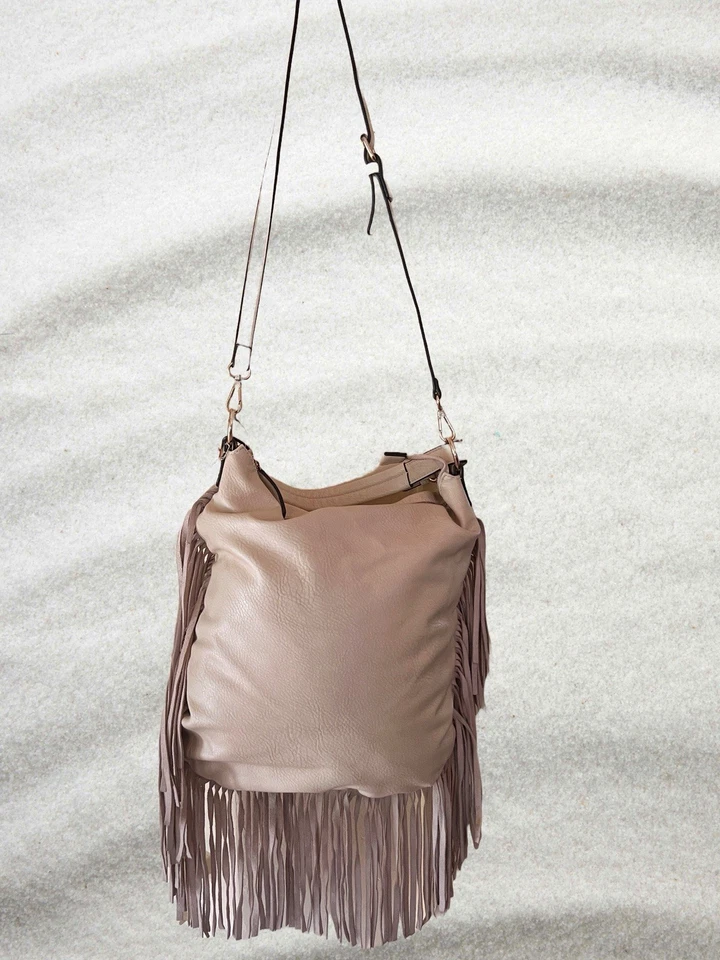 Bolso de hombro Moda Luxe de cuero tostado, con elegantes detalles de flecos Foto 2 de 4