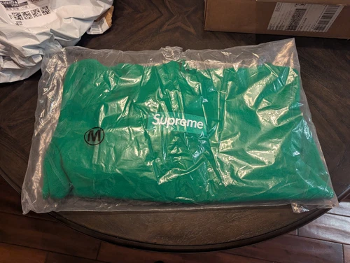 Sweat à capuche logo Supreme Box FW24 VERT TAILLE MEDIUM EN MAIN