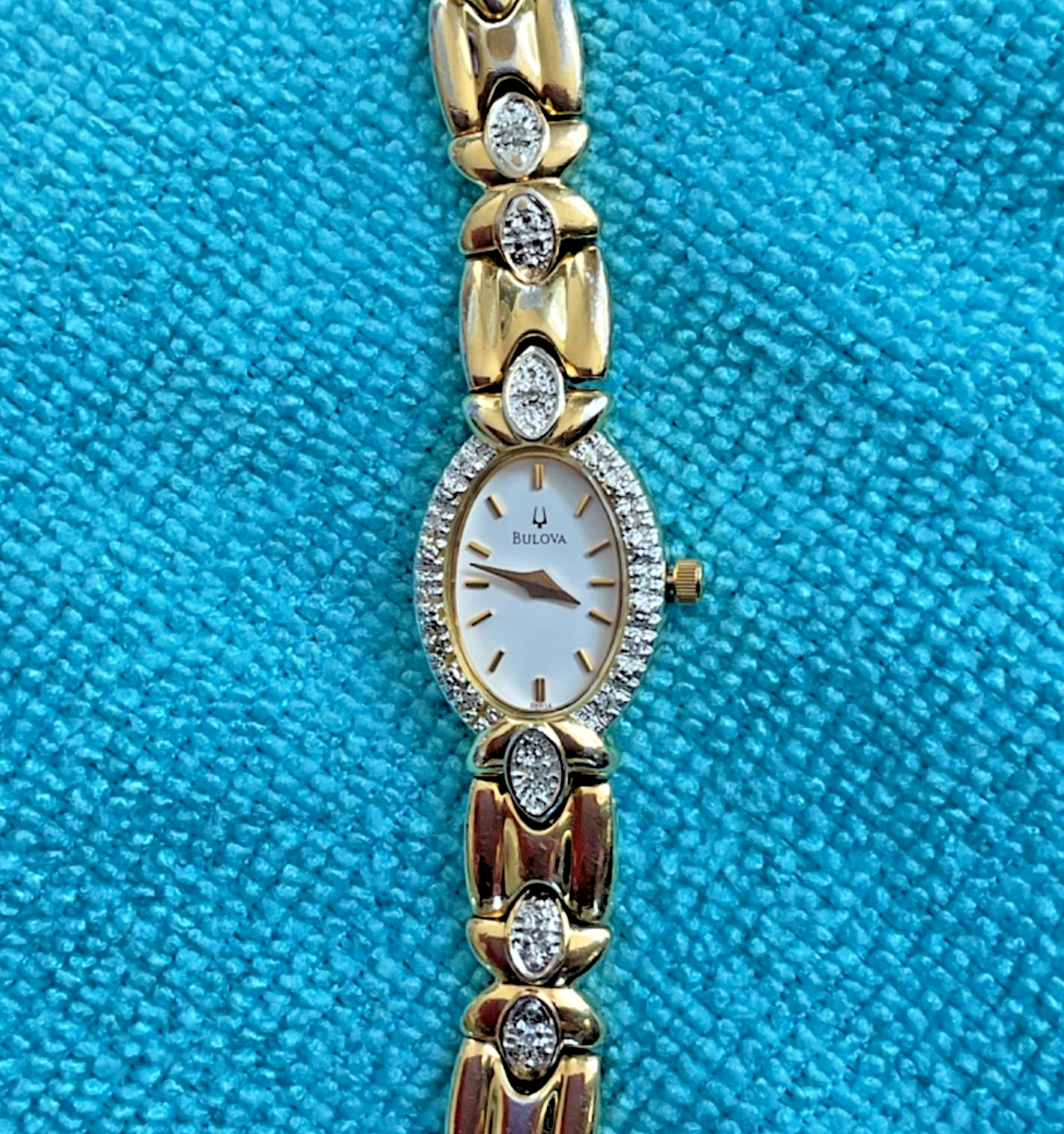Vintage Bulova C869536 A5 GOLD TONE. Diamond Quartz. Women display picture 2