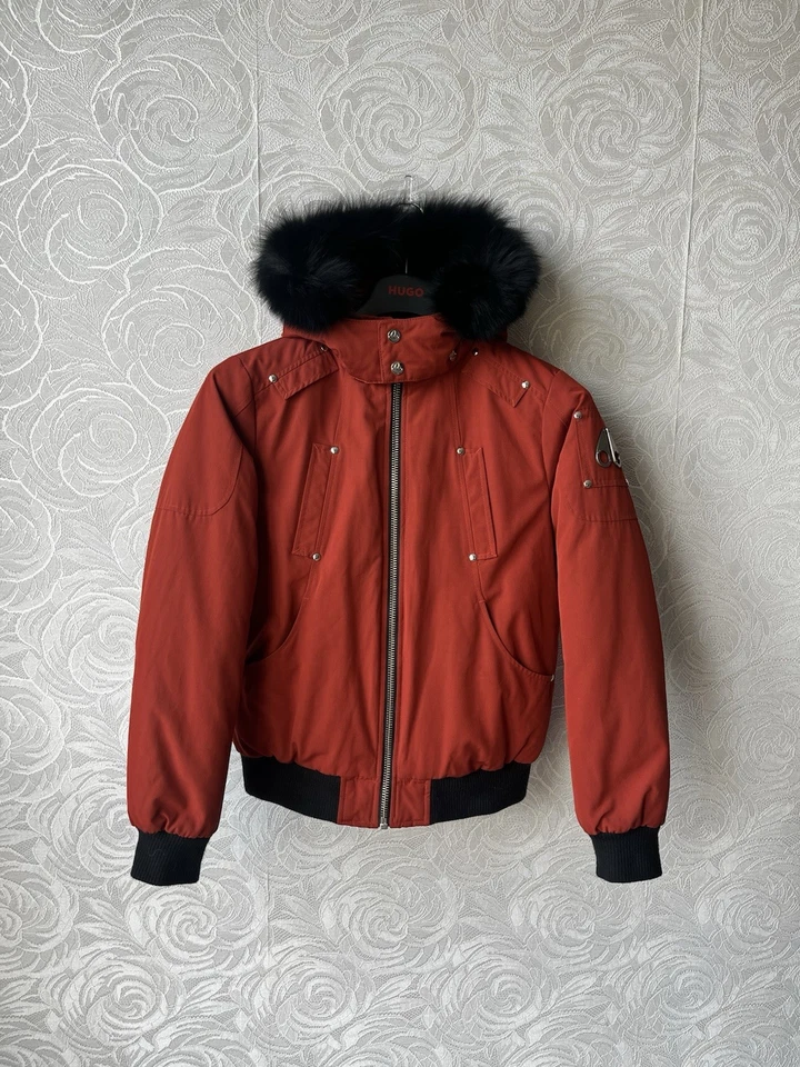 CHAQUETA BOMBER DE PLUMÓN DE PIEL DE OVEJA UNISEX AUTÉNTICA MOOSE KNUCKLES NIÑOS ROJA Foto 2 de 4