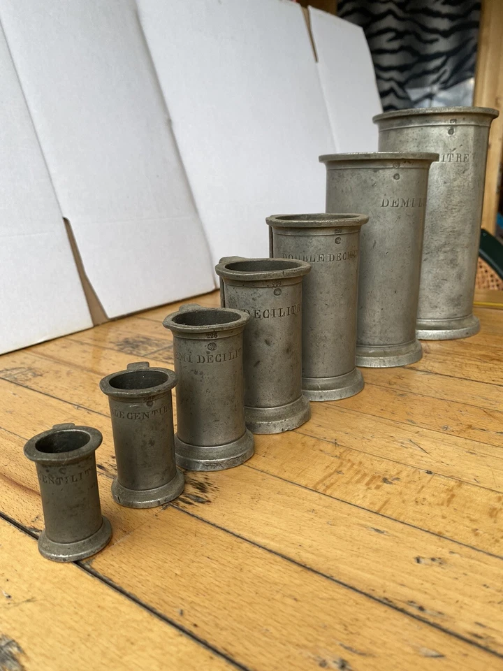 1 / Ustensiles Série 7 anciennes MESURES EN ETAIN poincon Signées Vincent - Photo 2/4