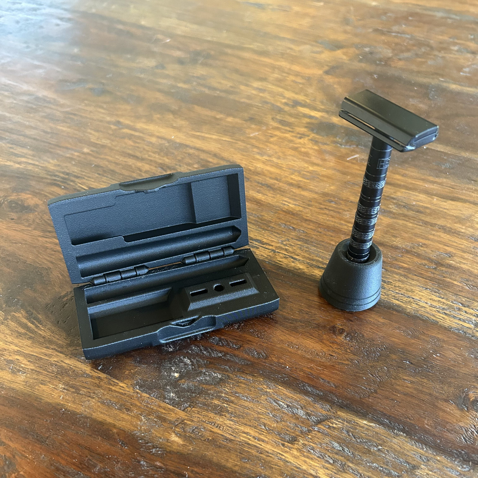 (WITH STAND) Travel Hard Case For Safety Razor Henson AL13 - Carbon Black