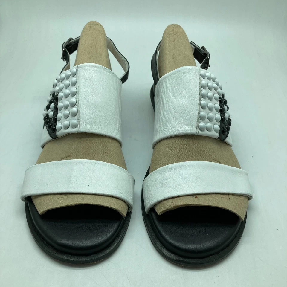 Sandalia Que Mujer Correa Ancha Sandalia Plana Blanco y Negro Tachuelas Talla 38=8US Rara En EE. UU. Foto 2 de 4