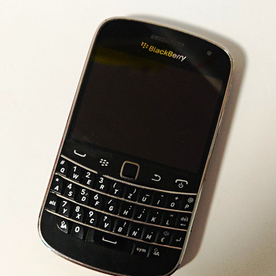 BlackBerry Bold 9900 Smartphone Schwarz mit QWERTZ-Tastatur 123 KB Speicher.