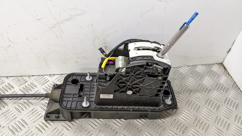 VOLKSWAGEN PASSAT TDI SE E4 4 DOHC Estate 5 puertas 2006 palanca de cambios 3C2713025 Foto 3 de 4