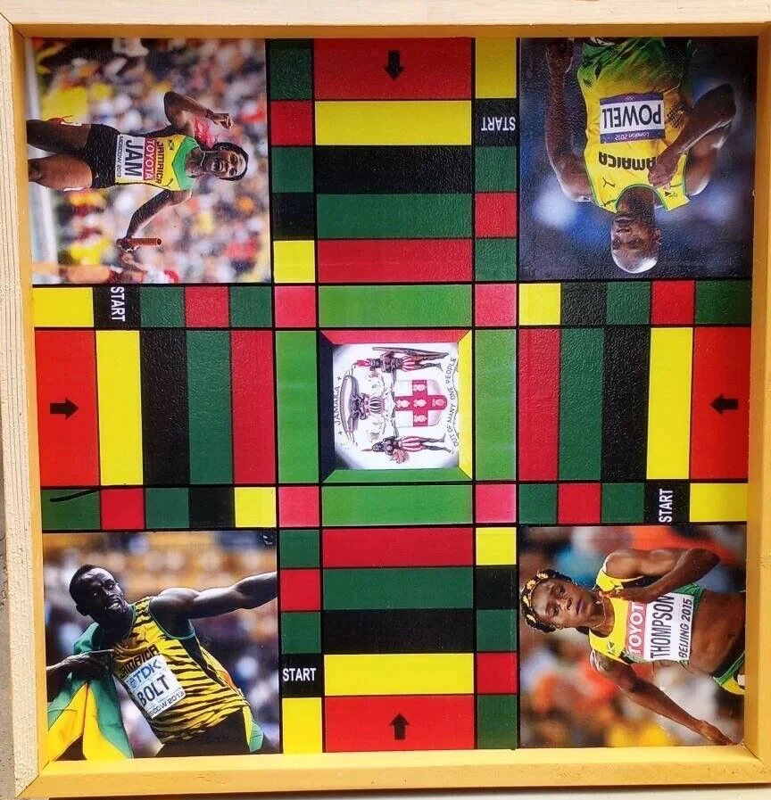 Escudo de armas jamaicano centrado y atletas Ludi Board acabado artesanal en resina Foto 2 de 4