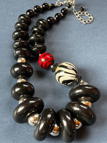Chunky Staggered Plastic Black Disk & SIlvertone Bead w Black & White or Red - Afbeelding 1 van 10