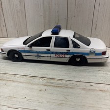 32Z UT Models 1:18 Chicago Police Chevrolet Caprice Diecast White Blue Cop Car