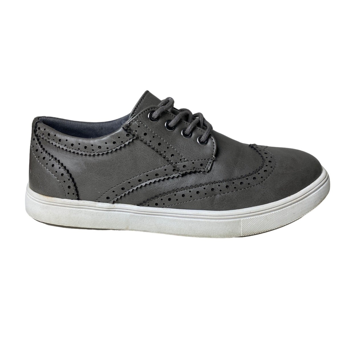 Steve Madden lace up gray PU leather neutral casual shoes 