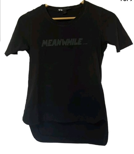 Camiseta YOHJI YAMAMOTO Letrero en el pecho Mientras tanto el fin Mujeres Camiseta de diseñador rara - Imagen 1 de 5