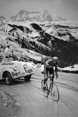 Fausto Coppi flüchtet am Col Pordoi in Italien Historisches 4x6 Foto