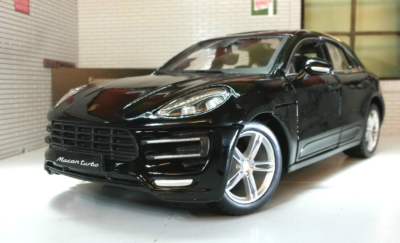 1:24 Porsche Macan 3.0 V6 2014 Burago Diecast LGB G Scale Model Car 21077 Black