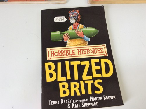 3 HORRIBLE HISTORIES BOOKS.WOOLY MAMMOTH.BLITZED BRITAIN.SMELLY HISTORY - Picture 4 of 4
