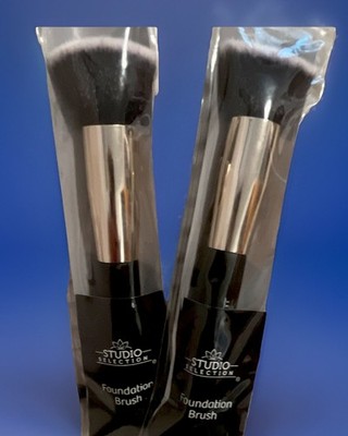 Studio Selection Foundation Brush Black/Silver with Wooden Handle