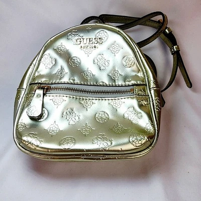 GUESS Cartera Mochila Bolso Dorado Logotipo Repujado Cremallera Frontal muy limpio y retro - Imagen 1 de 4