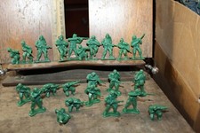 Lot of 25 Plastic Toy Army Soldiers