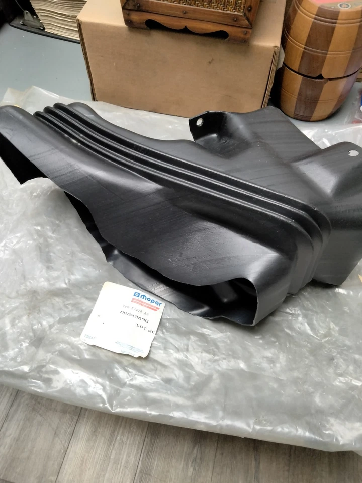 Conducto de aire intercooler Mopar/Mitsubishi NOS Rt. 92-93 capas. Garra láser y águila Foto 3 de 4