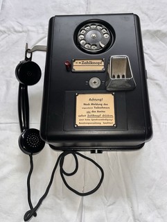 Altes Münztelefon in einem guten Zustand