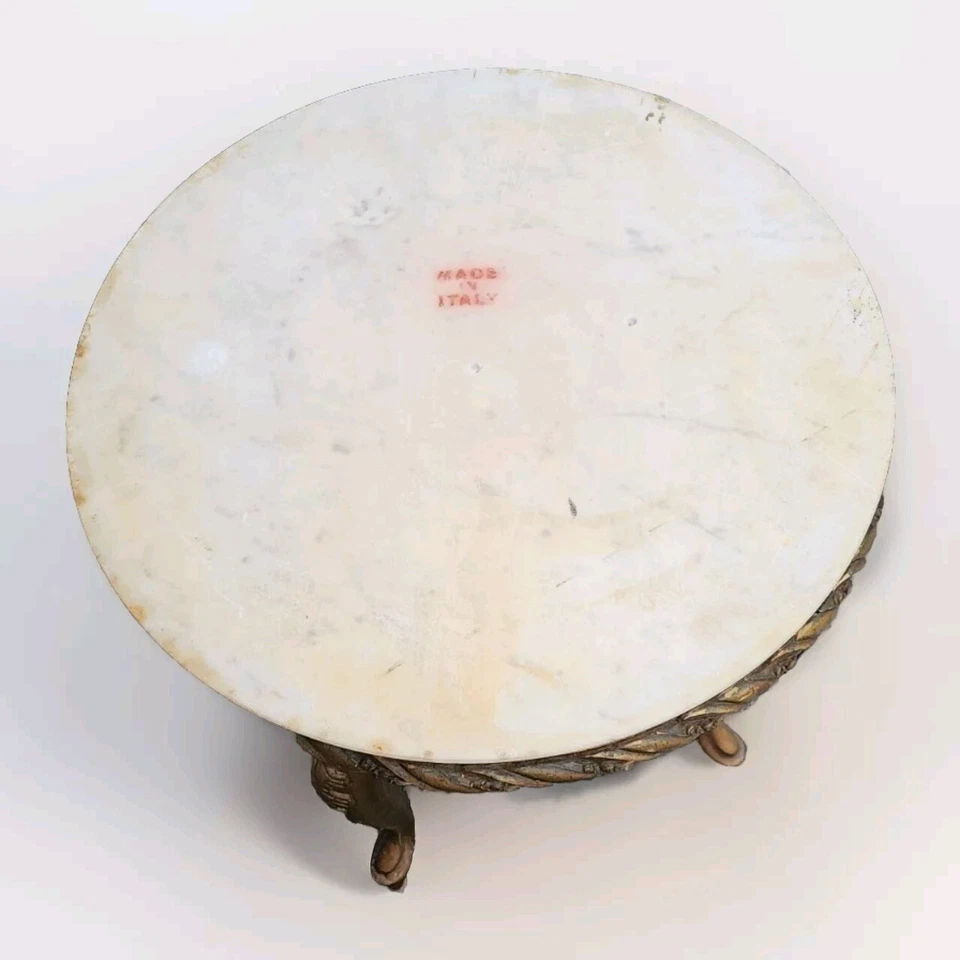 Mesa auxiliar con acabado dorado envejecido con tapa redonda de mármol italiano estilizado Foto 4 de 4