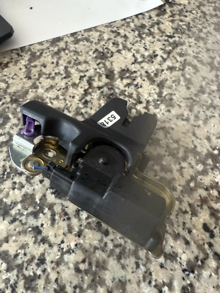 Actuador de bloqueo de tapa de pestillo de maletero OEM Toyota Avalon 2000-2004 64600-AC020 2420 Foto 2 de 4