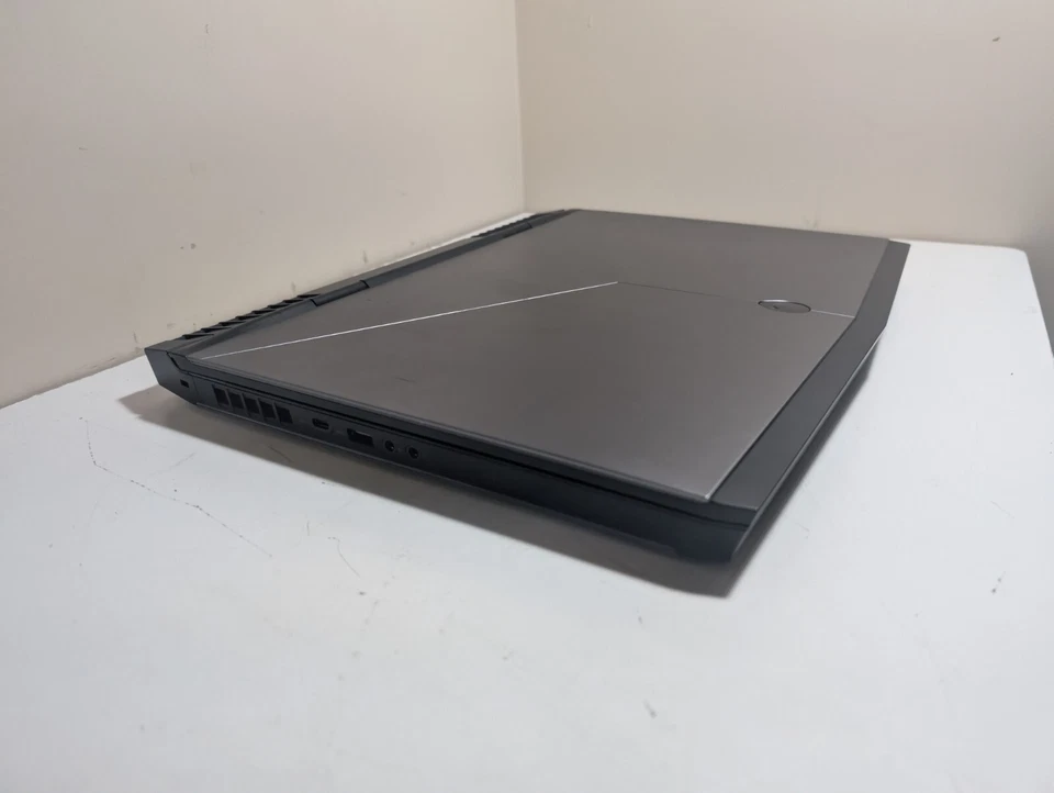 Alienware 17 R4 i7-7700HQ 2,8 GHz 16 GB RAM 128 GB SSD Nvidia GTX 1060 Foto 4 de 4
