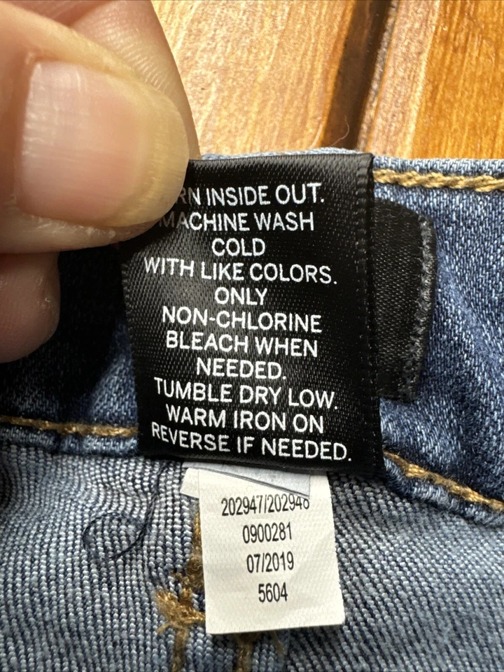 Pantalones de mezclilla elásticos súper suaves Dressbarn para mujer 30x29 lavado oscuro Foto 4 de 4