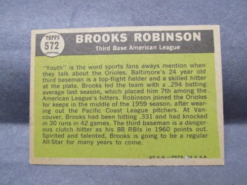 1961 Topps #572   BROOKS ROBINSON   SPORTING NEWS  HI NUMBER   CREASE - Picture 2 of 2