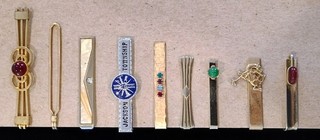 Collezione vintage di nove fermacravatte e barrette oro e argento vari stili