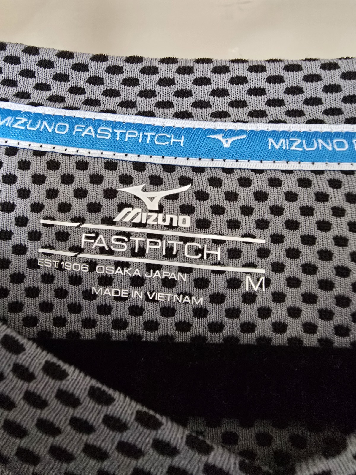 Mizuno Fast Pitch Shirt L/S V-Neck Base Layer Logo Men M Gray Black Workout Poly