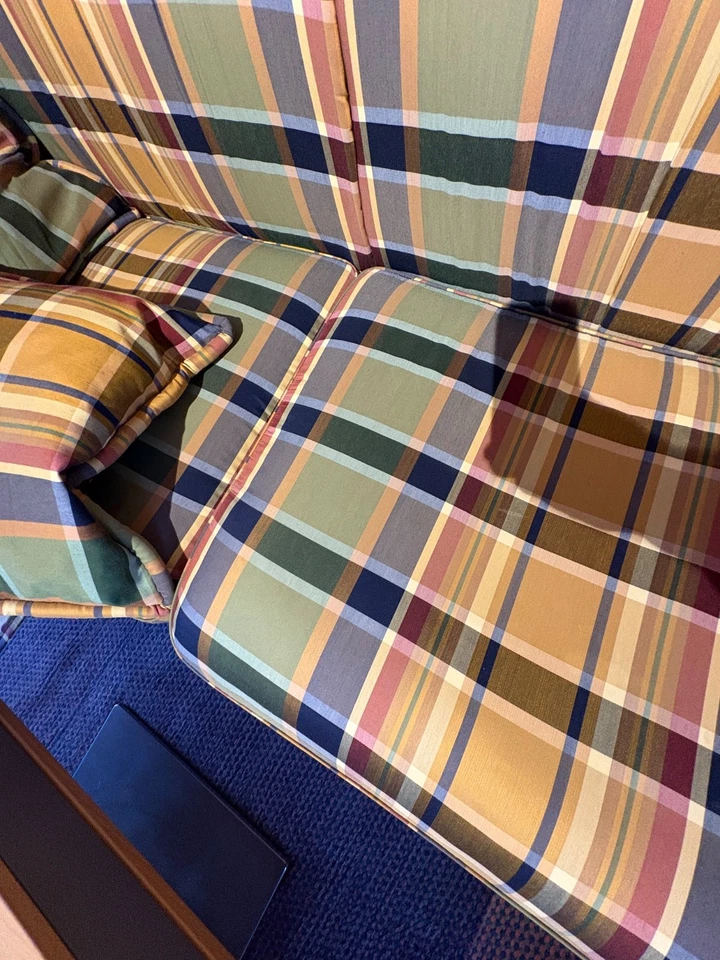 Edles Domicil Wohnensemble – Sofa, Kissen, Decke, Vorhänge & Teppich kariert - Bild 3 von 4