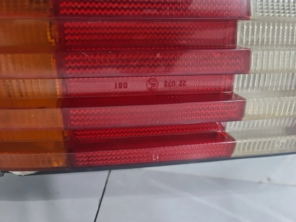 Luz trasera izquierda mercedes-benz 22072 w126 300se 300sd 380se 420se 560sel Foto 3 de 4