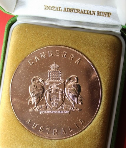 * ROYAL AUSTRALIAN MINT CANBERRA MEDAL CASED LARGE 60MM IN COPPER PLATE - Picture 5 of 9