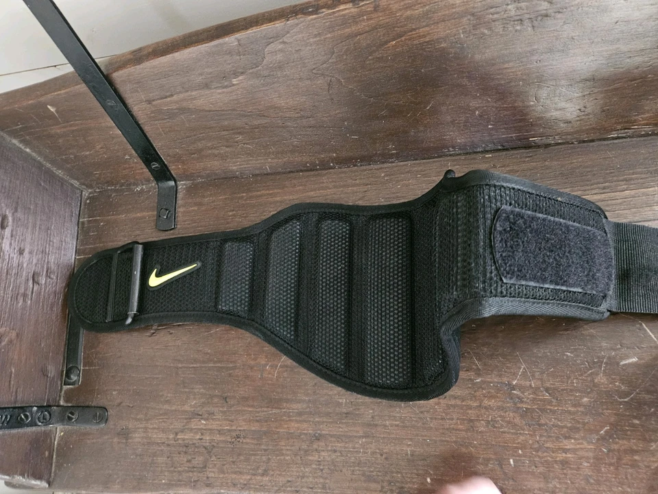 Cinturón de entrenamiento de levantamiento de pesas estructurado Nike negro, talla pequeña Foto 4 de 4