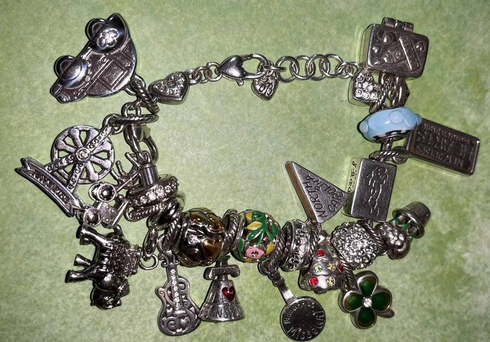 Pulsera Brighton Firmada Corazón Slide Charm con 20 Dijes Extraíbles Personalizables Foto 2 de 2