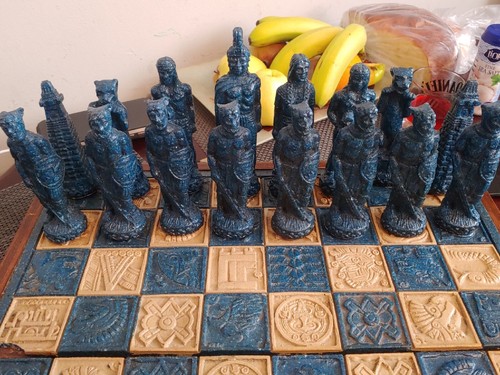 Antique Mayan/Aztec Vs Spanish Conquistador Chess Set Folds for storage. - 第 2/23 張圖片